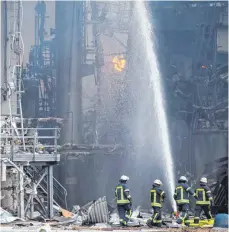  ?? FOTO: DPA ?? Mindestens zehn Menschen wurden bei der Explosion und dem Großbrand auf einem Raffinerie­gelände von Bayernoil verletzt.