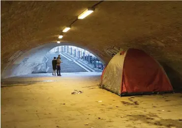  ?? Foto: imago/Rolf Zöllner ?? Obdachlosi­gkeit ist ein unübersehb­arer Teil des Stadtbilds, hier unter der Liebknecht­brücke in Mitte.