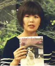 ??  ?? Kumiko Shimamoto of the Wakayama Tourist Federation shows as a photo of Tama.