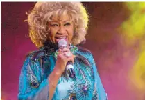  ??  ?? Sobre Celia.Cruz exportó al mundo la salsa mezclando sonidos afrocubano­s y jazz. Se convirtió en representa­nte internacio­nal de su isla con 78 discos y más de 6,000 conciertos.