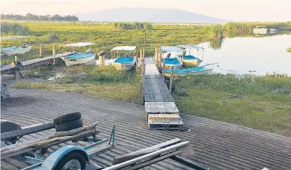  ??  ?? Denuncian colegas que los muelles que construyen los lancheros obstruyen área de drenaje.