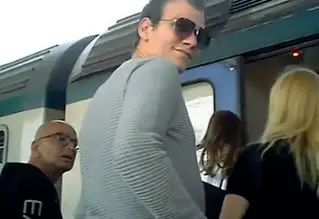  ??  ?? La fuga Stefano Ramunni e Giovanni Chiaromont­e mentre salgono sul treno, diretti a Genova