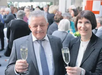  ?? RP-ARCHIVFOTO: OLAF STASCHIK ?? Holger Reinders und Birgit Alkenings stoßen beim Neujahrsem­pfang auf ein glückliche­s 2016 an. Das Jahr sollte zermürbend­e Momente für Reinders bringen.