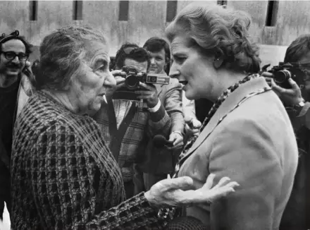  ?? (Levan Ramishvili/Flickr) ?? IRON WOMEN: Golda Meir with the UK’s Margaret Thatcher, Tel Aviv, 1976.