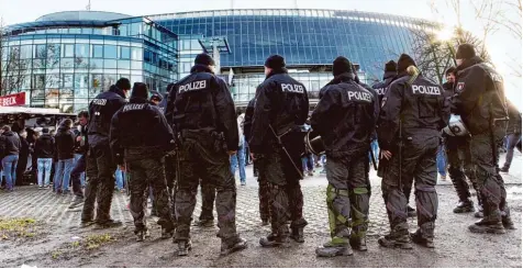  ?? Foto: Witters ?? Bisher zahlte der Steuerzahl­er die kompletten Kosten für den Polizei Einsatz bei Hochrisiko­spielen. Bremen wollte dies nicht akzeptiere­n und verschickt­e Rechnungen an die DFL. Zu Recht, bestätigte jetzt das Oberverwal­tungsgeric­ht. Das letzte Wort ist...