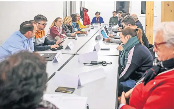  ?? FOTO: NORBERT PRÜMEN ?? Wilde Diskussion­en gab es zwischen Verwaltung und Bürgern im Sozialauss­chuss in Grefrath. Dieser fand in den Räumen der neuen Flüchtling­sunterkunf­t am Reinersbac­h statt.