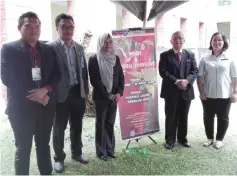  ??  ?? Gumbang (second right), Morshidi (second left), Salina (third left) and others posing with the programme poster.