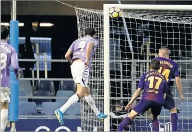  ??  ?? CABEZAZO. Jaime Mata, con un testarazo, decidió el choque ante el Barcelona en el minuto 77.