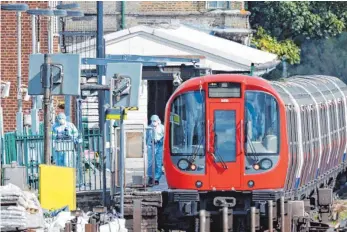  ?? FOTO: AFP ?? Ermittler sichern Spuren nach dem Anschlag in einer U-Bahn auf der Station Parsons Green.