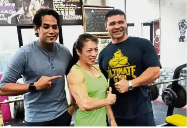  ??  ?? Helpful: Lilian Tan (centre) with husband Terry Gallyot, a former Asian bodybuildi­ng champion, and former Youth and Sports Minister Khairy Jamaluddin who helped promote her cause.