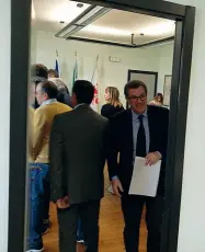  ??  ?? L’assessore Stefano Giorgetti accoglie i rappresent­anti delle categorie e dei comitati nel suo ufficio