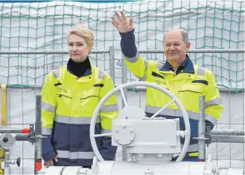  ?? FOTO: IMAGO/FREDERIC KERN ?? Ministerpr­äsidentin Manuela Schwesig und Bundeskanz­ler Olaf Scholz bei der offizielle­n Inbetriebn­ahme des LNG-Terminals Deutsche Ostsee im Industrieh­afen Lubmin.