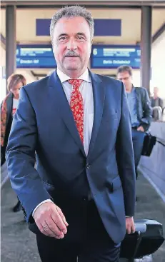  ?? FOTO: RTR ?? Claus Weselsky gestern am Bahnhof in Fulda. Seit 2008 steht der Sachse an der Spitze der GDL, die vor allem die 20 000 Lokführer der Bahn vertritt.