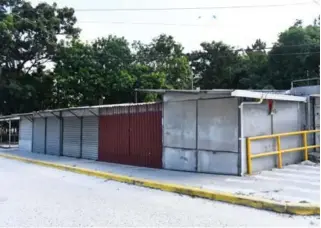  ?? FOTOS: JOSÉ CANTARERO Y HÉCTOR EDÚ ?? Óscar Gómez muestra el calzado que elabora en la sala de su pequeña vivienda; locales frente a fábrica de Choloma permanecen vacíos.