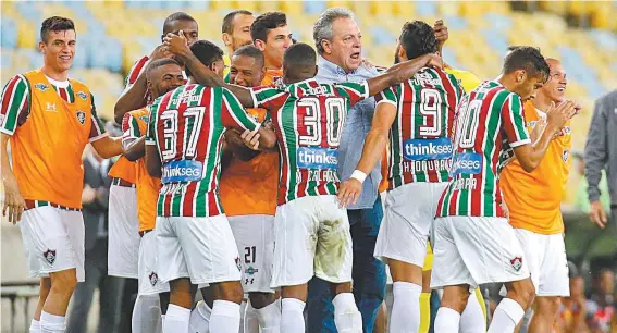  ?? LUCAS MERÇON / FLUMINENSE ?? Abel é festejado pelos jogadores do Fluminense e abraça Henrique Dourado, autor do terceiro gol: time volta a vencer em casa após sete jogos