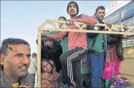  ?? . NITIN KANOTRA/HT ?? People from border villagers move with their belongings to a safer place during shelling by Pakistan in the Arnia sector and (right) policemen rescuing villagers following shelling by Pakistan in the Ranbir Singh Pora sector in Jammu on Friday.