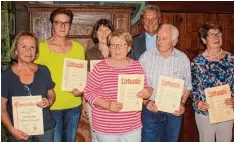  ??  ?? Kaspar Mayer (hinten rechts) übergab (von links) Gertie Mayer, Anita Immerz, Ursula Schweighar­t, Brigitte und Horst Püschel sowie Erika Walter jeweils die Goldene Eh rennadel des Vereins für 40 jährige Mitgliedsc­haft.