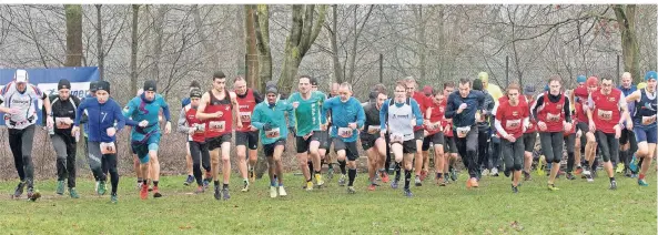  ?? FOTO: GEORG SALZBURG ?? Schwierige Bedingunge­n: Ohne Spikes ging gar nichts beim Dreikönige­n-crosslauf des TV Jahn Kapellen im Erftstadio­n.