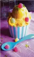  ?? Foto: D. Hassek/dekoreen.blogspot.de, dpa ?? Genuss ganz ohne Eismaschin­e: Gefrore ner Joghurt mit Aprikose und leichter Schärfe von Ingwer.