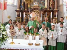  ?? Fotos: Walter Kleber, Siegfried P. Rupprecht ?? Weihbischo­f Florian Wörner stellte sich nach der Messe zum Gruppenbil­d mit den Konradshof­er Ministrant­en.