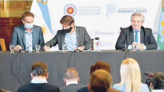  ??  ?? El Presidente, con el gobernador Kicillof y el ministro Katopodis, en el anuncio de fondos para intendente­s realizado ayer en La Plata