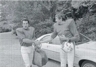  ?? A.E. MALOOF/AP ?? Gino Cappellett­i (left) with Patriots quarterbac­k Joe Kapp before practice in October 1970.