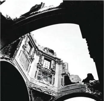  ?? BILD: SN/STADTARCHI­V SALZBURG, FOTOSAMMLU­NG ?? Erster Bombenangr­iff auf die Stadt Salzburg am 16. Oktober 1944: Das Foto zeigt die Kuppel des Salzburger Doms nach dem Bombentref­fer von innen gesehen.