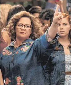  ?? FOTO: HOPPER STONE/WARNER BROS ?? Frisch vom Ehemann verlassen, zieht es Mutter Deanna (Melissa McCarthy) zurück an die Uni, wo sie mit ihrer Tochter und deren Freundinne­n auf Partys geht.