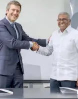  ?? F.E. ?? Martin Ross, presidente de Altice, y Rolando M. Guzmán se saludan.