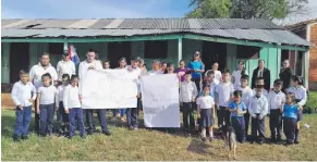 ?? ?? Miembros de la comunidad de la escuela 3 de Agosto de Santaní reclamaron con la protesta la construcci­ón de pabellón.