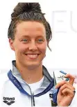  ?? FOTO: MARIT/AFP ?? Leonie Beck präsentier­t stolz ihre Silbermeda­ille über die fünf Kilometer im Freiwasser.