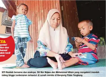  ??  ?? SITI Rasidah bersama dua anaknya, Siti Nor Najwa dan Mohammad Idham yang mengalami masalah tulang hingga tumbesaran terbantut di rumah mereka di Kampung Pulau Tongkang.