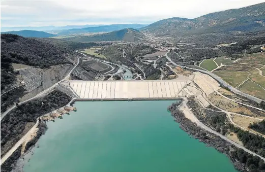  ?? JESÚS DIGES/EFE ?? Imagen aérea del embalse de Yesa, al máximo de su capacidad, el pasado 28 de febrero.