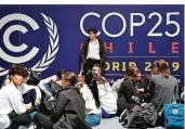  ?? FOTO: FERNANDEZ/AP/DPA ?? 196 Staaten und die EU verhandeln in den kommenden zwei Wochen in Madrid darüber, wie das Pariser Klimaabkom­men verwirklic­ht und die Erderhitzu­ng eingedämmt werden kann.