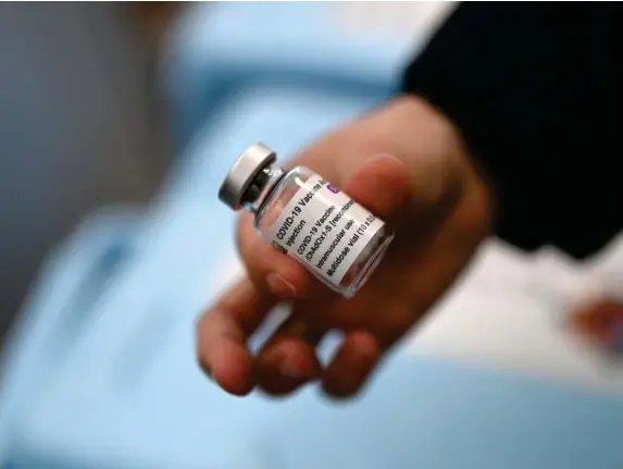  ?? (AFP) ?? Regulators insist the benefits of the AstraZenec­a vaccine outweigh its risks