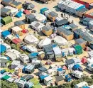  ?? Foto: AFP / Philippe Huguen ?? Eine Luftaufnah­me eines Teils des Flüchtling­slagers in Calais.