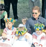  ?? Foto: Picturesbo­rn/Nessler ?? Ein kleines Dankeschön für den Initiator der Aktion „Helfen über Grenzen“, Manfred Hackl: Folklore-Empfang in Michanovic­i.