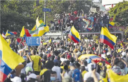  ?? ERNESTO GUZMÁN / EFE ?? Protestas en las calles de Cali, el pasado domingo.