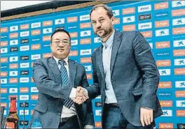  ?? RCDE ?? Chen Yansheng y Òscar Perarnau, ayer en Cornellà