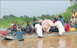  ??  ?? Villagers crossing the river on a boat in Kapurthala’s Sultanpur Lodhi sub division on Thursday. HT PHOTO