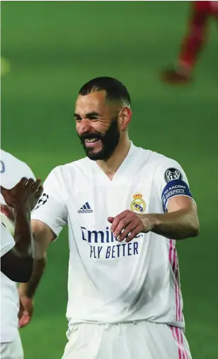  ??  ?? Benzema, Vinicius y Lucas Vázquez celebran el primer gol del Madrid, que marcó el brasileño tras un gran pase de Kroos