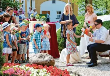  ?? Foto: Hans Bosch ?? Der nicht an Konfession­en gebundene Kindergart­en Maria Hilf wartete mit aufmuntern­den Liedern auf und erfreute den Jungpfar rer mit Blumen.