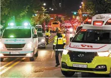  ?? Yonhap ?? Ambulances transport victims of the Itaewon crowd crush to hospitals, Oct. 29.