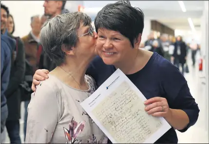  ??  ?? Among the visitors who queued to view the manuscript handwritte­n by Robert Burns was life-long fan Isabel Crilley