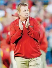  ?? [PHOTO BY NATE BILLINGS, THE OKLAHOMAN] ?? Oklahoma defensive coordinato­r Mike Stoops and the Sooners are making adjustment­s at halftime that are paying off.