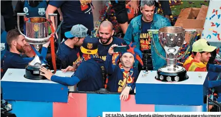  ??  ?? DE SAÍDA. Iniesta festeja último troféu na casa que o viu crescer