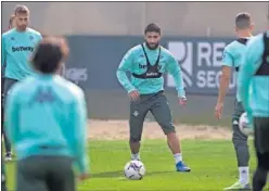  ??  ?? Fekir, durante el entrenamie­nto de ayer.