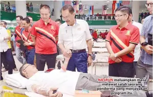  ??  ?? NASRUN meluangkan masa melawat salah seorang penderma yang menjayakan program itu.