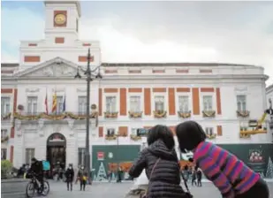  ?? JOSÉ RAMÓN LADRA ?? Dos turistas, el pasado diciembre, en el centro de Madrid