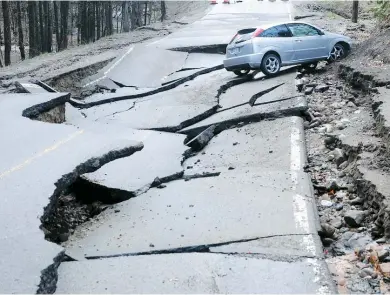  ??  ?? Ce chemin de Mille-Isles s’est effondré au moment où Vincent Clément passait avec son auto.